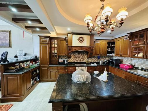 Bán nhà 5T mặt phố Cầu Giấy DT 57m2 lô góc, kinh doanh văn phòng, giá 13tỷ