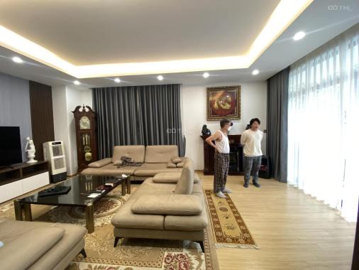 Bán nhà phố Hoàng Cầu- lô góc Mặt tiền khủng 18m- Đầu tư kinh doanh bất chấp- sổ đỏ 100m2 vuông vắn