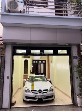 Ba bước chân ra Hồ Tây ôtô kinh doanh sầm uất ô chờ thang máy phố Trích Sài