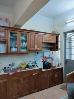 Cho thuê gấp căn hộ cực hiếm, đẹp, khép kín giá rẻ phố Huế tầng 4, 45m2, 3 mặt thoáng