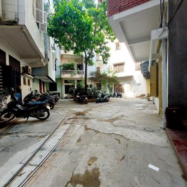 Đại La, Hai Bà Trưng, 1 nhà ra phố, oto đỗ cửa, thông ngõ, vị trí tuyệt đẹp, 44m2, hơn 5 tỉ