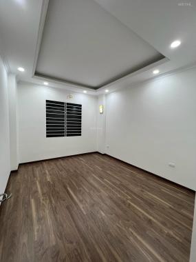 Bán nhà Quan Hoa, Dương Quảng Hàm, Cầu Giấy, DT 35m2x5 tầng mới, giá rẻ ở luôn giá 4.95 tỷ.