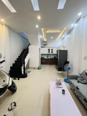 Nhà đẹp ở ngay, Trung Tâm Cầu Giấy DT35M x 5T, ô tô tránh chỉ vài bước chân, giá 4.7 tỉ