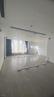 Cho thuê sàn văn phòng 150 m2, thoáng, đã ngăn sẵn phòng làm việc