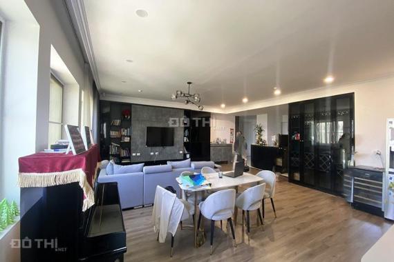 Bán căn hộ tầng cao 142m2, phòng khách rộng