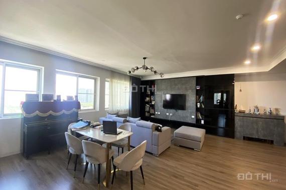 Bán căn hộ tầng cao 142m2, phòng khách rộng