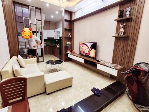Bán Nhà Quận Đống Đa, Ở Ngay, Tặng Nội thất, 38m x5 tầng. MT3,7m giá 4,x tỷ