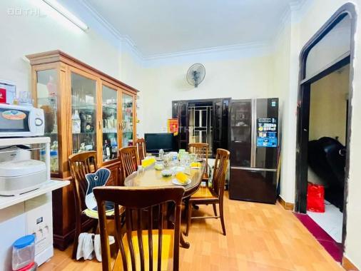 Nguyễn Khang mặt phố, DT 150m, xây 5 tầng, mặt tiền 8m, giá 35 tỷ.