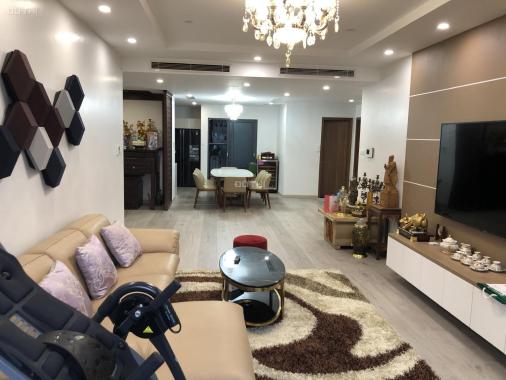 Cho thuê căn 3 ngủ full đồ đẹp ở Discovery - 302 Cầu Giấy, nhà thoáng view đẹp. Lh 0932438182