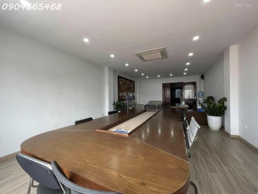 Bán tòa nhà Văn phòng 6 tầng thang máy mặt phố Nguyễn Văn Cừ, quận Long Biên.