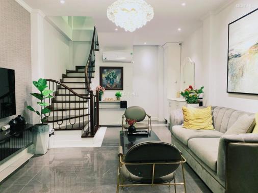 Bán nhà Chương Dương Độ, DT: 28m2 x 4.5 tầng, MT: 4m, lô góc, SĐCC, 2.85 tỷ