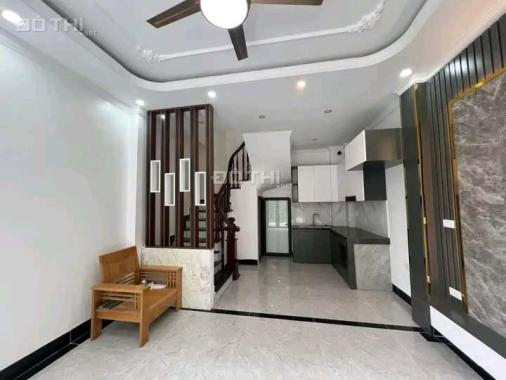 Bán nhà Thanh Am 31m , ô tô đổ cổng, cách 1 nhà ra trục ô tô tránh nhau, 30m ra mặt phố