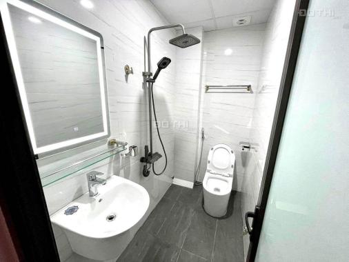 Bán nhà Dân xây ở Lạc Long Quân - ô tô - 5Tầng - thửa đất vuông đẹp Nhỉnh 5 tỷ.