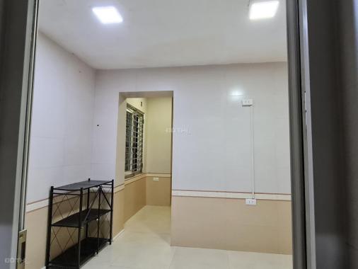 Chính chủ cần bán căn hộ tập thể tầng 1 (toà nhà 2 tầng) số 76 ngõ 364 đường Giải Phóng.