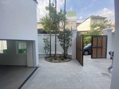 Cho thuê biệt thự tiện làm VP/ để ở khu compound Quốc Hương, Thảo Điền. Dt 400m2. Lh 0903652452