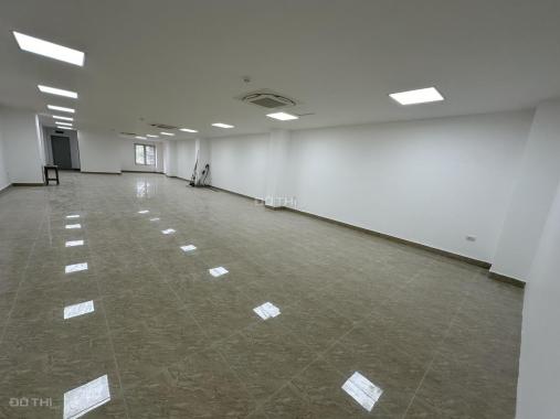 Cần cho thuê gấp tòa văn phòng 7 tầng đẹp ngay trung tâm Ngô Gia Tự, Long Biên
