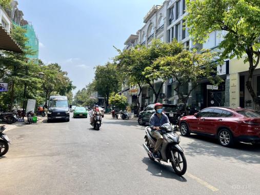 Bán nhà phố có thang máy nội khu Phú Mỹ Hưng, mé chung cư Sky Garden