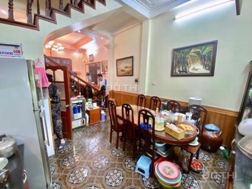 Bán nhà mặt hồ Điều Hòa, phố Chùa Láng, 40m2, 4 tầng, mặt tiền 4m, view hồ, 2 mặt thoáng!