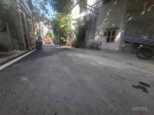 Bán mảnh đất Lô góc ngõ 210 Đức Giang, DT 31,7m oto tránh, trải nhựa giá hơn 4 tỷ TL. LH: