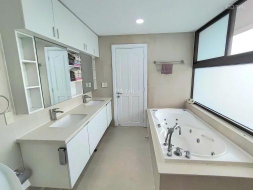 Cho thuê căn hộ Mỹ Khánh 3 có 3PN + 2WC ở Phú Mỹ Hưng lầu trung view hồ bơi