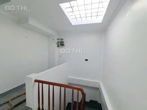 Bán nhà phố Tân Mai 35m2 x 5T, nhà mới, vài bước ra ô tô. Sổ đỏ vuông, chính chủ.