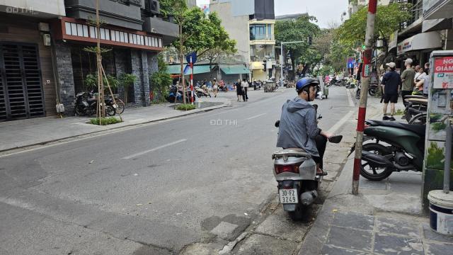 Bán nhà 1 mặt phố, 1 mặt ngõ tại phố Sơn Tây, diện tích 31m2, mặt tiền 3m8, 13 tỷ, chính chủ.