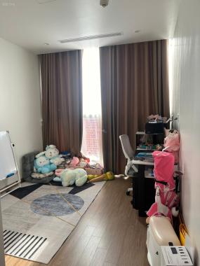 Bán căn hộ 3 phòng ngủ sẵn nội thất, tầng đẹp, hướng thoáng, Vinhomes Sky Lake Phạm Hùng