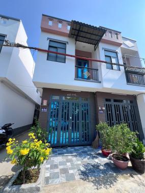 Bán gấp nhà 2 tầng gần chợ Hóc Môn, sổ hồng riêng, giá chỉ 750 triệu, vào ở ngay!