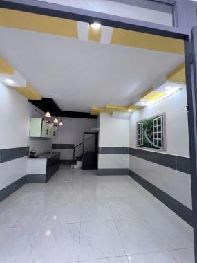 Bán gấp nhà 2 tầng gần chợ Hóc Môn, sổ hồng riêng, giá chỉ 750 triệu, vào ở ngay!