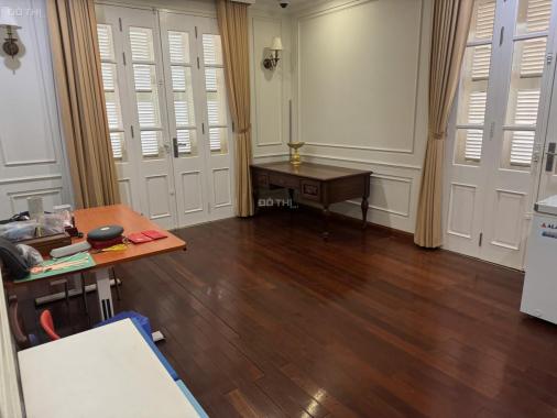 Cần bán gấp biệt thự Vạn Phúc Hà Đông 165m2, 4PN, nội thất Châu Âu, Sổ đỏ trao tay, Giá rẻ