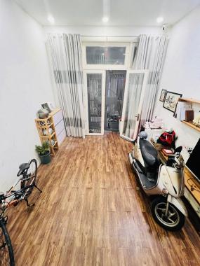 Chính chủ cho thuê Nhà Nguyên Căn Đẹp, giáp Q1, giá tốt