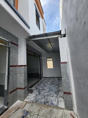 Bán nhà 1 lầu 1 trệt thiết kế đẹp 2 phòng ngủ có ban công và sân đậu xe gần chợ có nước máy