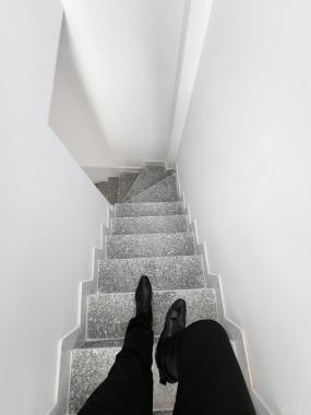 Bán nhà 1 lầu 1 trệt thiết kế đẹp 2 phòng ngủ có ban công và sân đậu xe gần chợ có nước máy