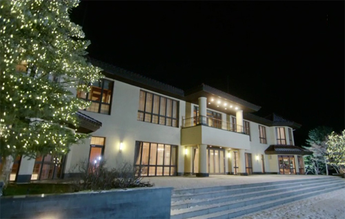 Ngắm không gian biệt thự đẹp của Hyun Bin trong phim mới