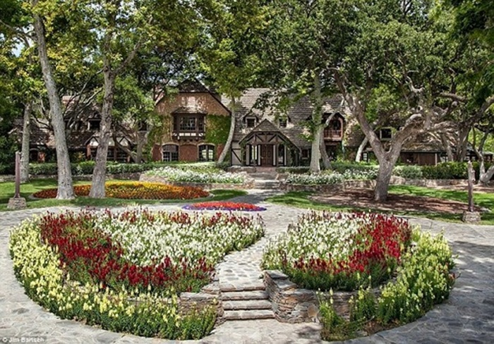 Cùng ngắm biệt thự với vườn hoa độc đáo của Michael Jackson