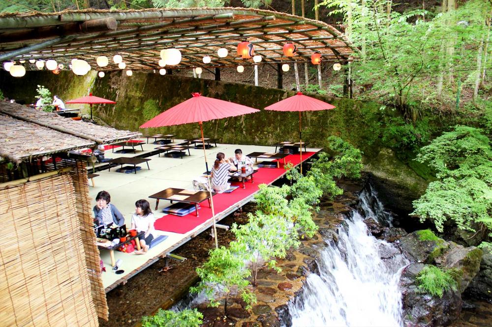 Độc đáo nhà hàng trên thác nước ở Kyoto