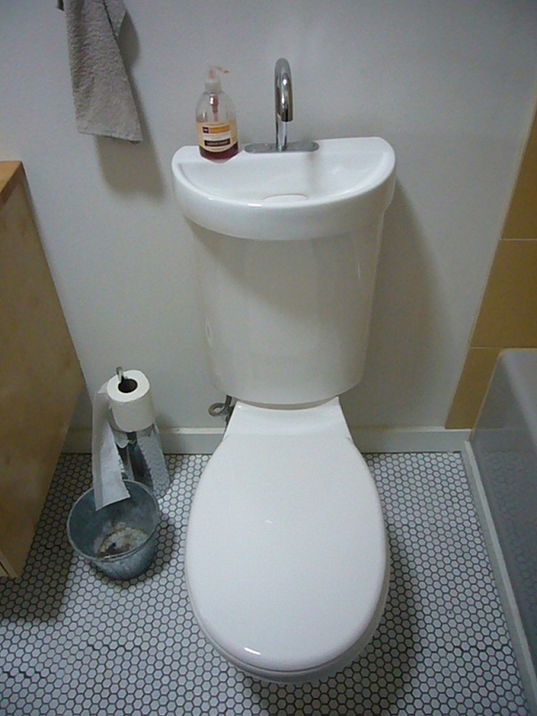 Bồn cầu 2 trong 1 - giải pháp cho phòng tắm nhỏ