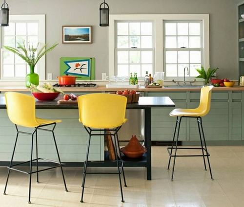 Ghế màu sắc giúp không gian bếp sinh động hơn