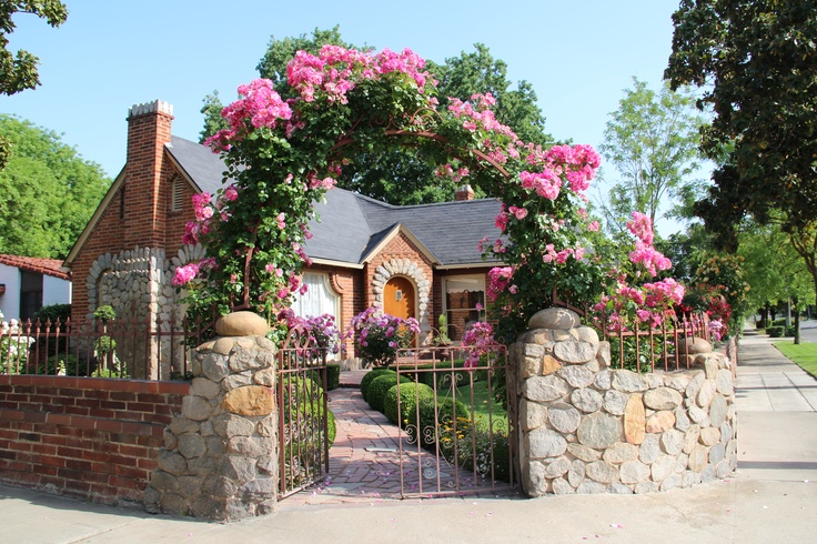 Những cổng nhà có hoa hồng treo đẹp lãng mạn