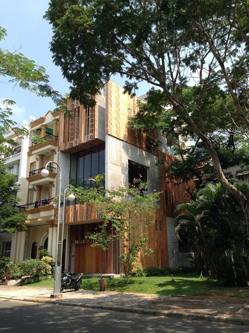 Ngôi nhà ốp gỗ tràn ngập nắng gió tại Sài Gòn