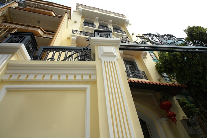 Ngôi nhà mang hơi hướng Pháp cổ giữa phố Sài Gòn hiện đại