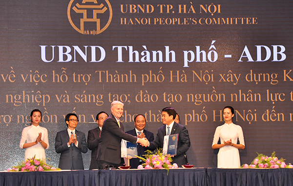 Hà Nội: Trao quyết định chấp thuận chủ trương đầu tư cho 23 dự án
