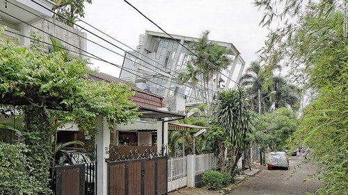 Khám phá ngôi nhà nghiêng 70 độ độc đáo ở Jakarta