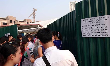 Nhà ở xã hội “hot” nhất Hà Nội: Hàng trăm người xếp hàng bốc thăm