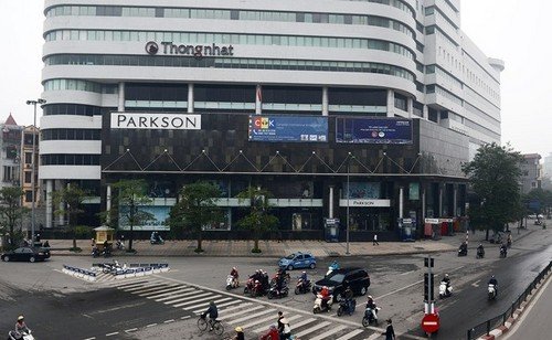 Quá tải trung tâm thương mại tại Hà Nội