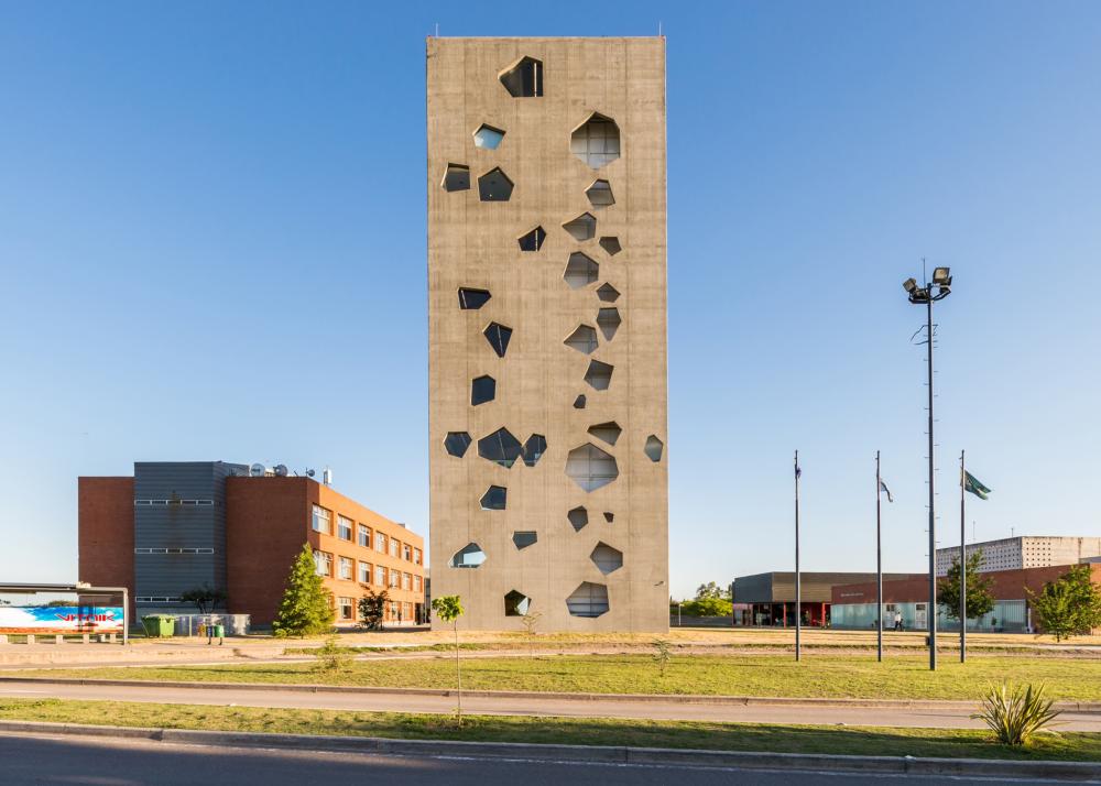 Ngắm tháp lõm đa giác tại Đại học Morini Arquitectos