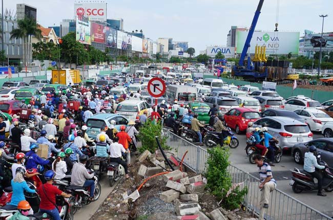 thông xe hai cầu vượt dẫn vào sân bay Tân Sơn Nhất