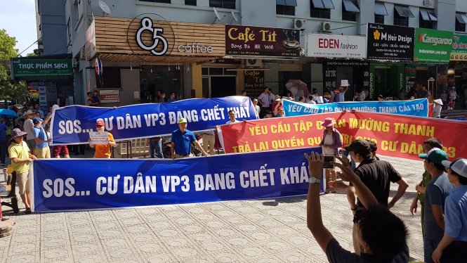 Hà Nội: Khát nước sạch, dân chung cư căng băng rôn phản đối chủ đầu tư