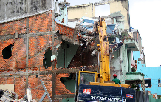 Tháo dỡ 26 căn nhà khu chung cư Cô Giang