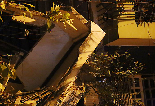 hai căn nhà sập đổ tại Sài Gòn